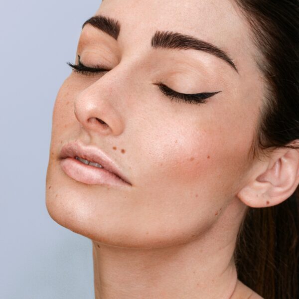 Diseño de cejas con Henna